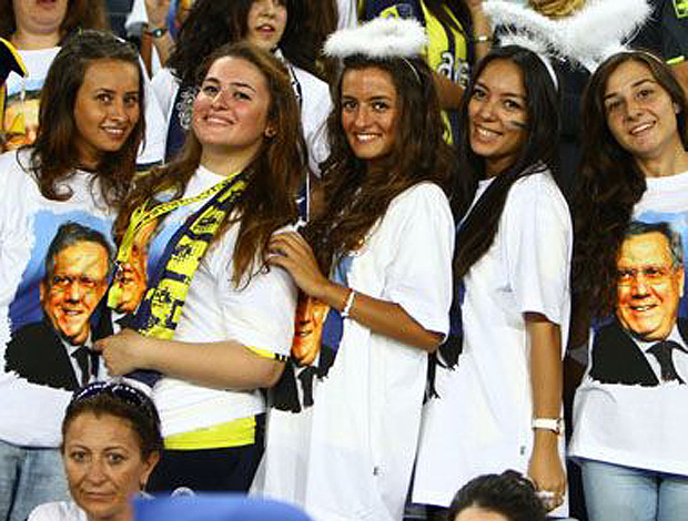 Fenerbahçe decepciona público de 46 mil mulheres e crianças e empata Fenerbahce-gatas-div