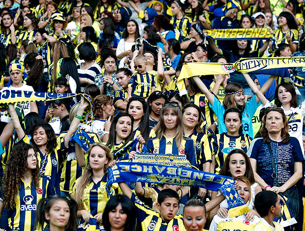 Fenerbahçe decepciona público de 46 mil mulheres e crianças e empata Torcida_fenerbahce_mulheres_ap_60