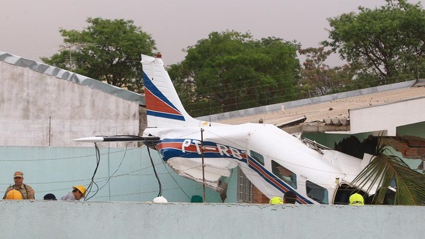 [Brasil] Imagens do avião de pequeno porte que cai em quintal de residência em Goiânia Aviao_wildes