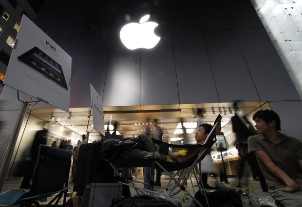 Apple afirma ter vendido 2 milhões de iPads em 2 meses Ipad_fila_japao_620x375