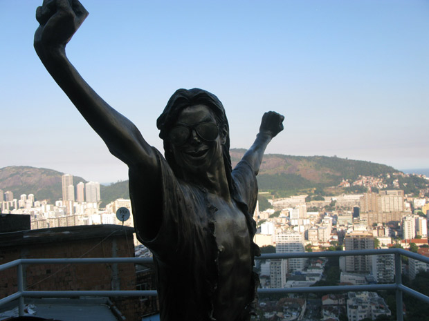  Estátua de Michael Jackson é inaugurada no Morro Santa Marta Mj_620