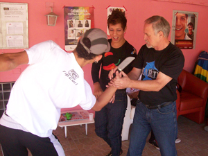 Gay se preparam para possíveis conflitos....13/08/2010 12h07 - Atualizado em 13/08/2010 12h07 Escola cria curso de defesa pessoal para gays no interior de SP Curso vai ensinar também a ter controle emocional. Aulas começam neste fim de semana em Campinas. Desarmamento