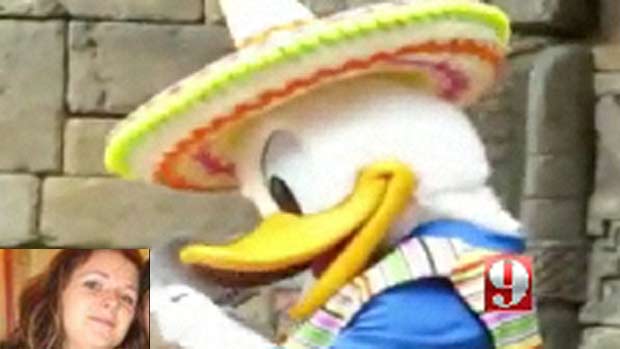 Mulher diz que 'Pato Donald' agarrou seus seios e quer US$ 200 mil Untitled-9