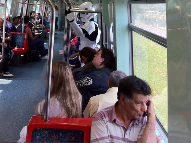 Passageiro vestido como soldado da série 'Star Wars' pega trem em SP Starwars