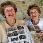 Gêmeas idênticas mais velhas celebram 98 anos (AFP)