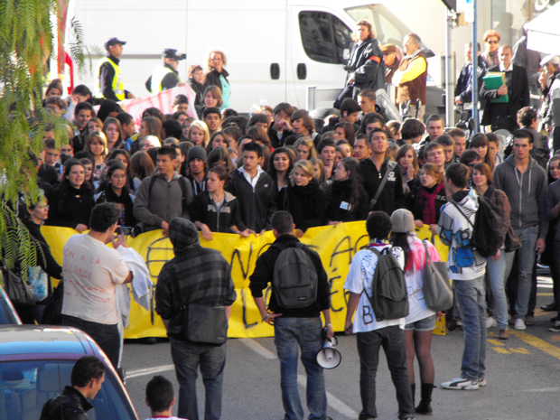 Internautas registram protestos na França Cristiane-schweitzer_