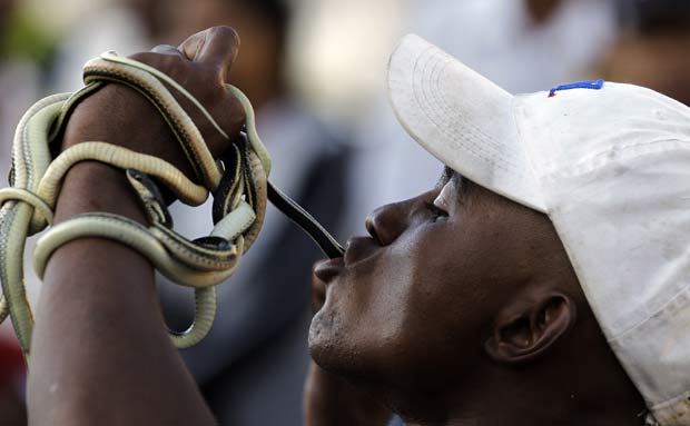 Homem engole cobras em show de rua Madagascar-coup-attem_fran