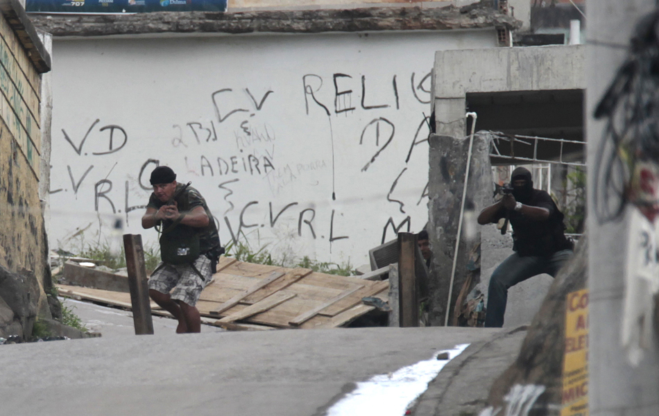 POLICIA - La policía toma la favela más peligrosa de Río tras una intensa batalla con los narcos Brazil-rio-violence_fran-6