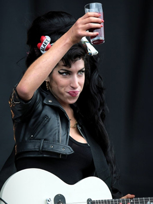 Abraços, lágrimas e inéditas: o que esperar dos shows de Amy no Brasil Amy1