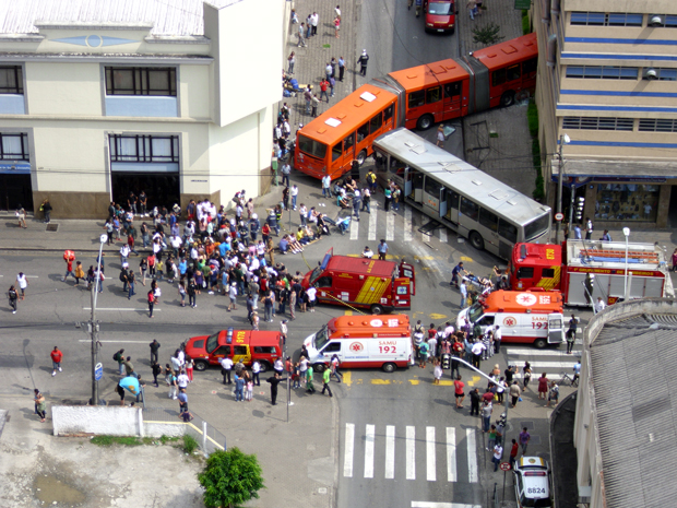 Leitor fotografa acidente entre dois ônibus em Curitiba Mauro-sergio-cardoso-kade