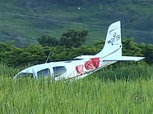 [Brasil] Avião de pequeno porte faz pouso forçado no interior de SP  Aviao_