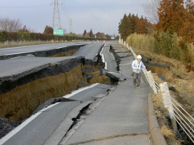 Japão reconstrói rodovia destruída por terremoto em apenas seis dias Correction-japan-eart_fran