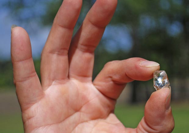 Imagens [Interessantes] Mulher encontra diamante num Parque... Large-diamond-find_fran