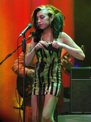 Cantora Amy Winehouse é encontrada morta em Londres Amy-servia