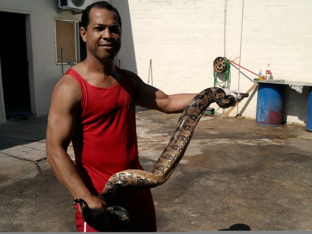 Foto do Uncle com seu bichinho de estimação Cobra