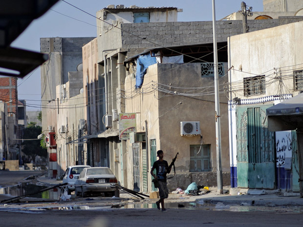 Rebeldes tomam posse de QG na capital líbia, mas não acham Kadhafi 1