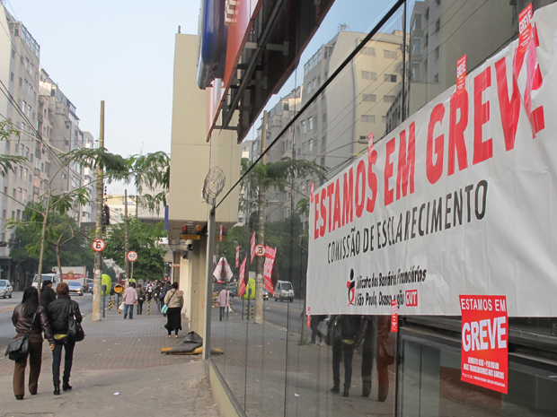 Bancários entram em greve a partir desta terça-feira, diz confederação Greve-bancos-010