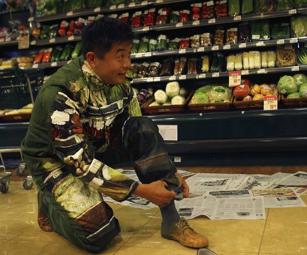 Chinês exibe camuflagem para ficar 'invisível' em supermercado 2011-11-11t052027z_61205380