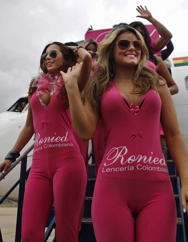 [Internacional] Desfile de lingeries surpreende passageiros de avião na Bolívia  2_1