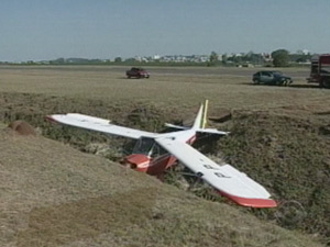 [Brasil] Avião pilotado por aluno bate em barranco em Erechim, RS Aviaoerechim300x225