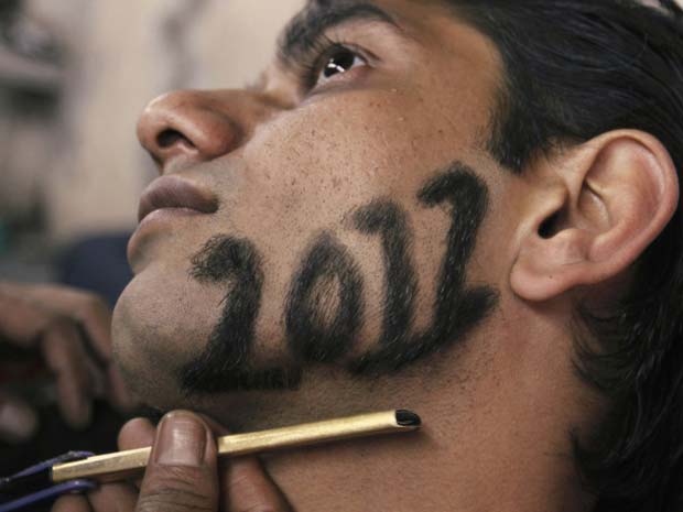 Homem prepara a barba para celebrar o Ano Novo na Índia Barba