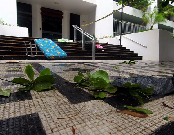 Mulher joga cachorros da janela de apartamento no Guarujá Guaruja