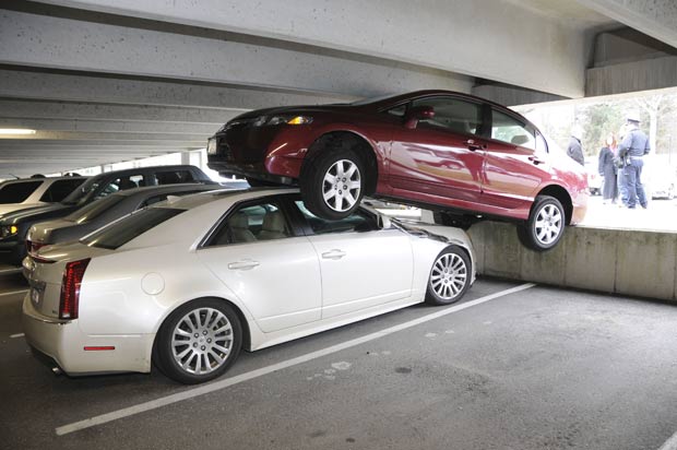 Motorista erra pedal e acaba estacionando em cima de outro carro Parking-garage-pileup_pres