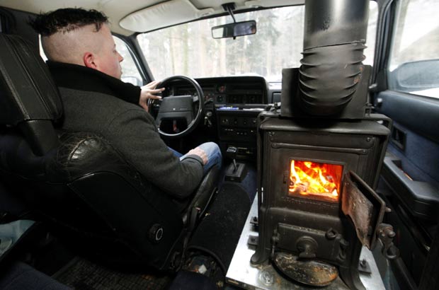 Contra o frio, motorista suíço instala fogão a lenha dentro de caminhonete  2012-02-09t163112z_14868967