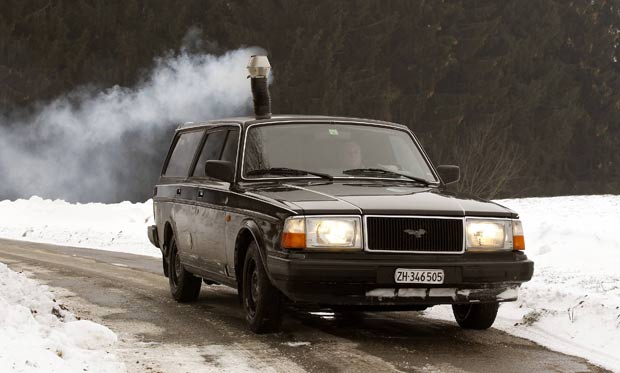 Contra o frio, motorista suíço instala fogão a lenha dentro de caminhonete  2012-02-09t163246z_76698518