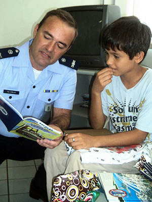 [Brasil] Garoto que leu 274 livros e sonha ser piloto ganha livros da Aeronáutica  Guri_leitor_300x400