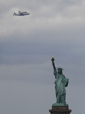 [Internacional] A caminho de museu, Enterprise sobrevoa Nova York  Enterprise_estatua2