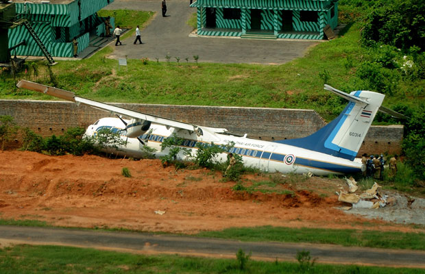 [Internacional] Avião derrapa e sai da pista em Bangladesh Bangla