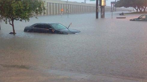 Heavy rain and flooding swamp city of San Antonio, TX – one dead, scores rescued Sanantonio