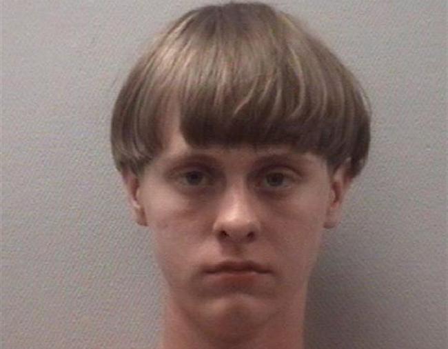 Joven blanco norteamericano tirotea a negros porque "Violais a nuestras mujeres y estais tomando nuestro país".  Dylann-roof