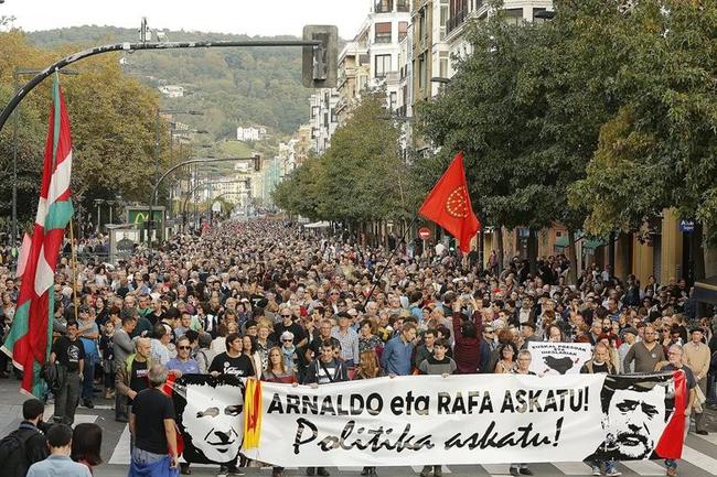 Miembros de Podemos, ERC y CUP marchan por Otegi entre consignas proetarras Arnaldo-otegi-marcha-podemos-efe-1