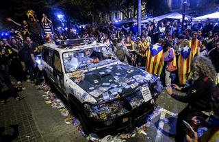 votarem - CRISIS EN CATALUÑA - Página 15 Coche-guardia-civil-barcelona210917