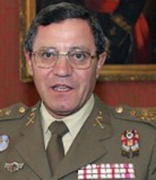 El JEMAD reclama el cese del teniente general Mena por pedir la intervención del Ejército si el Estatuto rebasa la Constitución Nmenaaguado070106