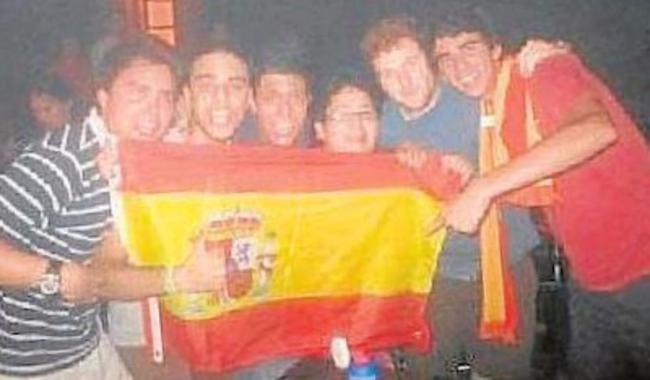 Nuevo disgusto para Artur Mas: su hijo posa en una foto con la bandera de España Arturmasjunior-bandera