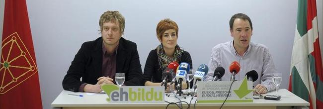 Bildu y PSN ya negocian para echar a Barcina del Gobierno navarro Bildu-navarra-rueda-de-prensa-15022014