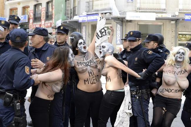 Miles de personas reclaman en Madrid el "derecho a vivir" Femen-230314