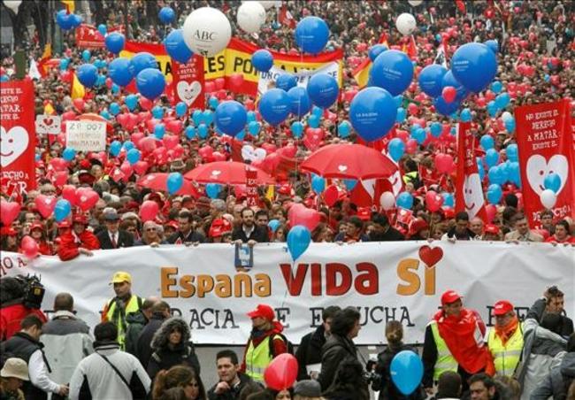 Miles de personas reclaman en Madrid el "derecho a vivir" Maniaborto070310