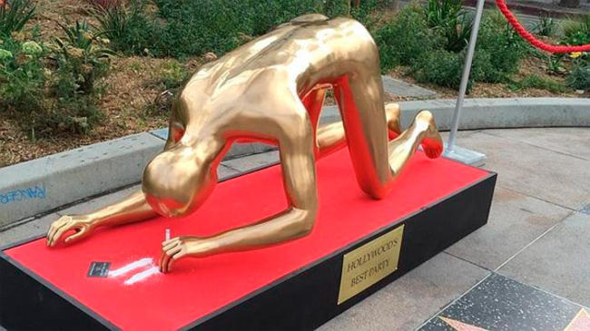 Colocan un Oscar esnifando cocaína en el Paseo de la Fama de Hollywood Oscar-esnifando-200215