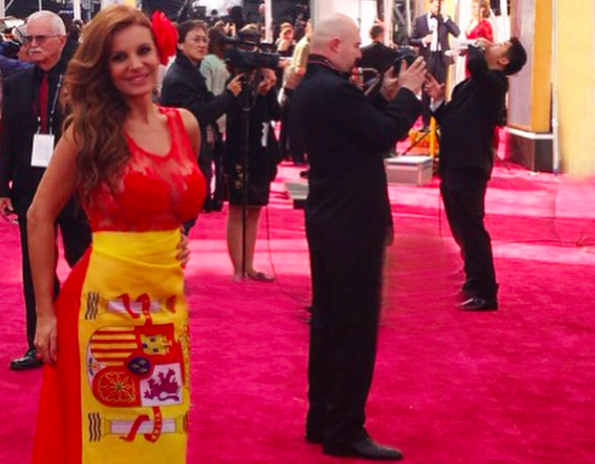 Sonia Monroy, expulsada de la alfombra roja de los Oscar por vestir la bandera española Monroy-espana