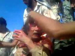 Muamar Gadafi (Ex-Lider Libio) - Asesinato 250-gadafi-capturado-vivo-VmGLYsImx4g
