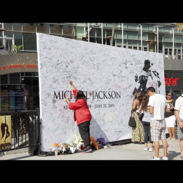 Cérémonie publique en hommage à Michael Jackson, Los Angeles, 7 juillet 2009 (photos et vidéos de l'événement) 3387179orppo_1350