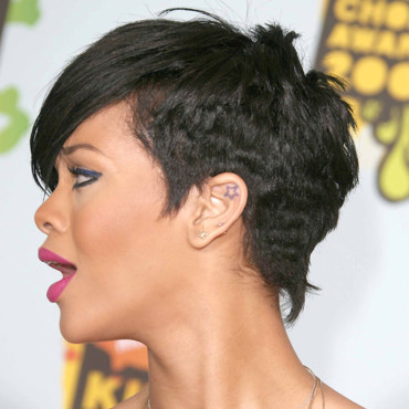 المغنية الشهيرة ريحانا Rihanna-et-son-oreille-tatouee-5540929fqmqf_2041