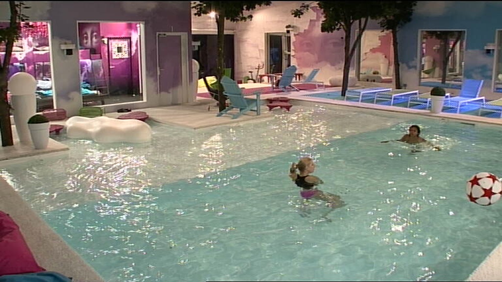 Le pseudo live de TF1 - Page 2 Nadege-et-ginie-ont-decide-de-faire-un-petit-tour-dans-la-piscine-10720062ubaei