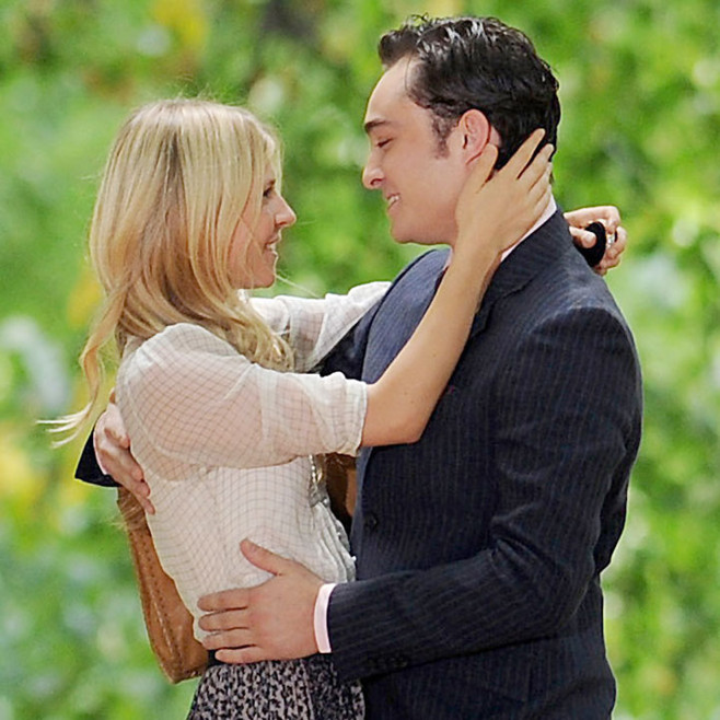 La french touch Clemence-poesy-et-ed-westwick-ne-forment-ils-pas-un-couple-so-romantic-8585230hcuif_1819