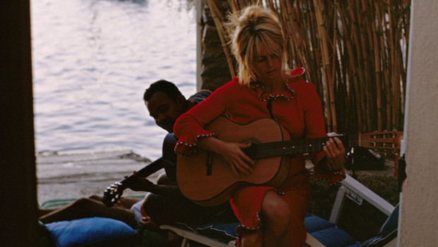 la Madrague - Page 7 Brigitte-bardot-a-la-madrague-annee-1960-photographiee-par-ghislain-3948312wgsck_1713