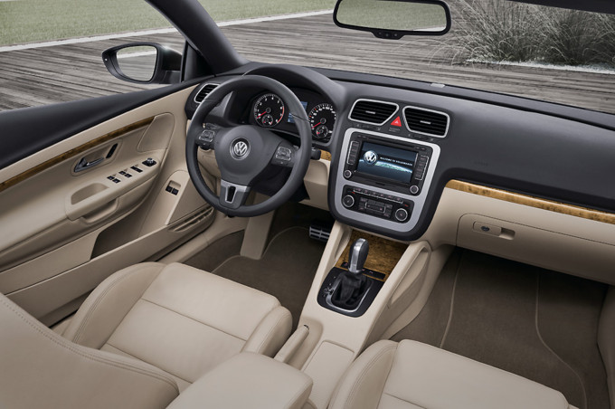  سيارة  Volkswagen Eos بالصور Volkswagen-eos-10330841meddt_1915